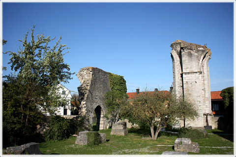 Gotland, S:t Hans och  S:t Pers ruiber - foto: Bernt Enderborg