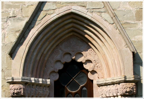 Tympanon på långhusets portal på Hablingbo kyrka