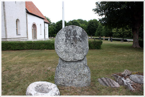 Gotland, En underlig sten i Eke - foto: Bernt Enderborg
