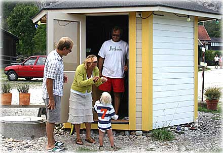 Gotland, Klart att sorken ska ha en glass - foto: Bernt Enderborg