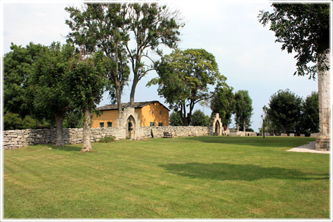 Gotland, Hus vid Fide kyrka - foto: Bernt Enderborg